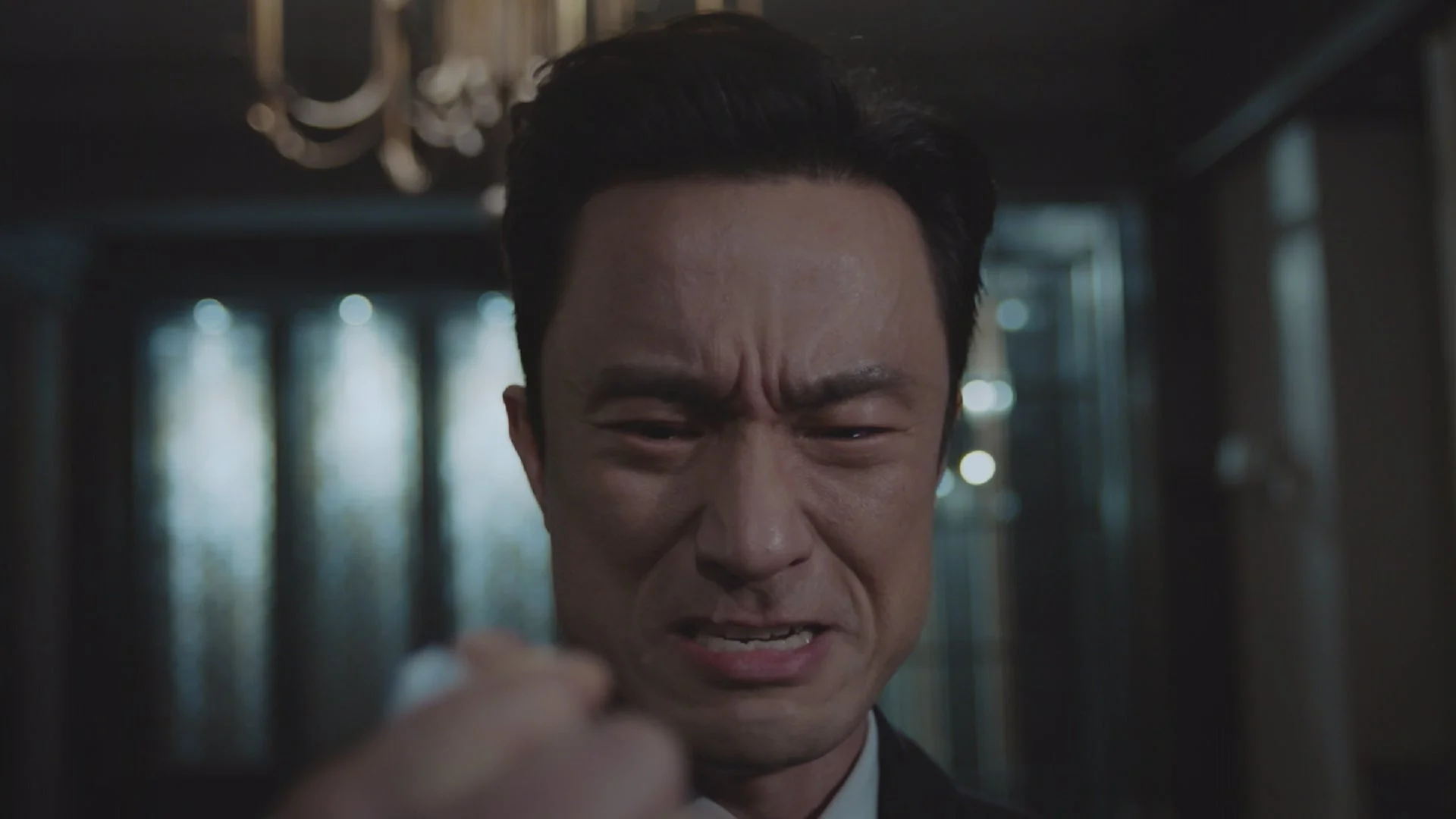 苦痛に顔を歪ませた男性