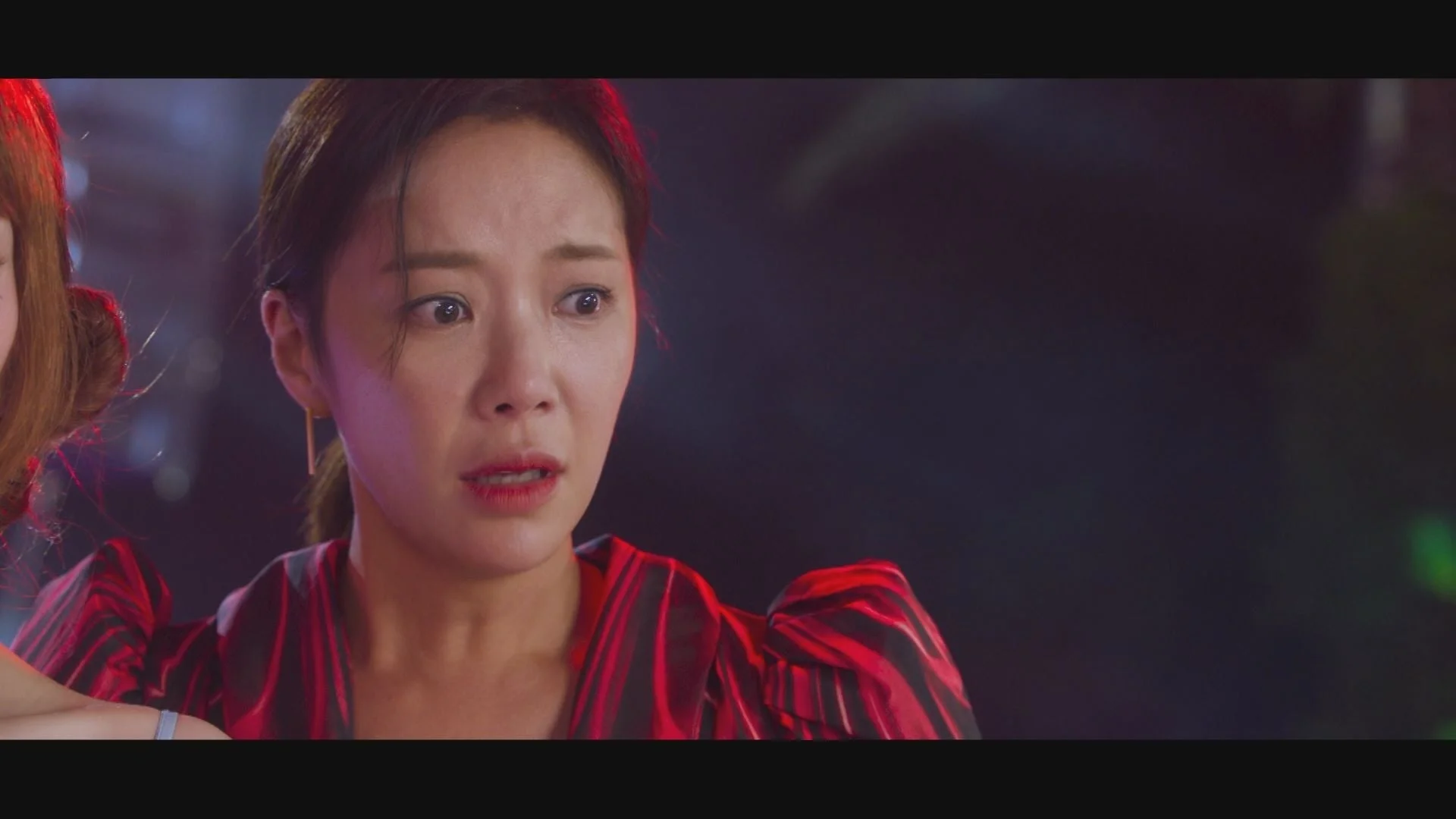 驚きの表情の女性