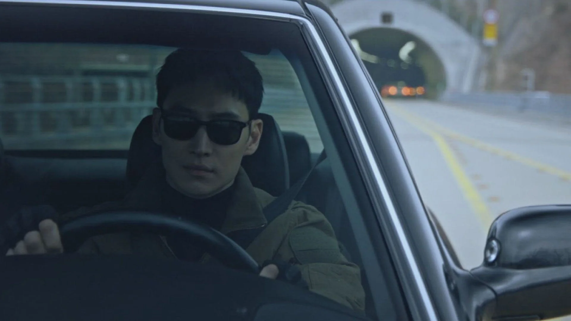 サングラスをかけて運転する男性