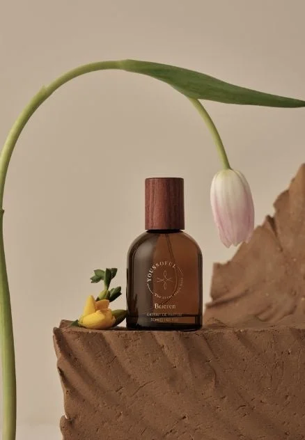 Beierenの香水ボトルと白いチューリップ