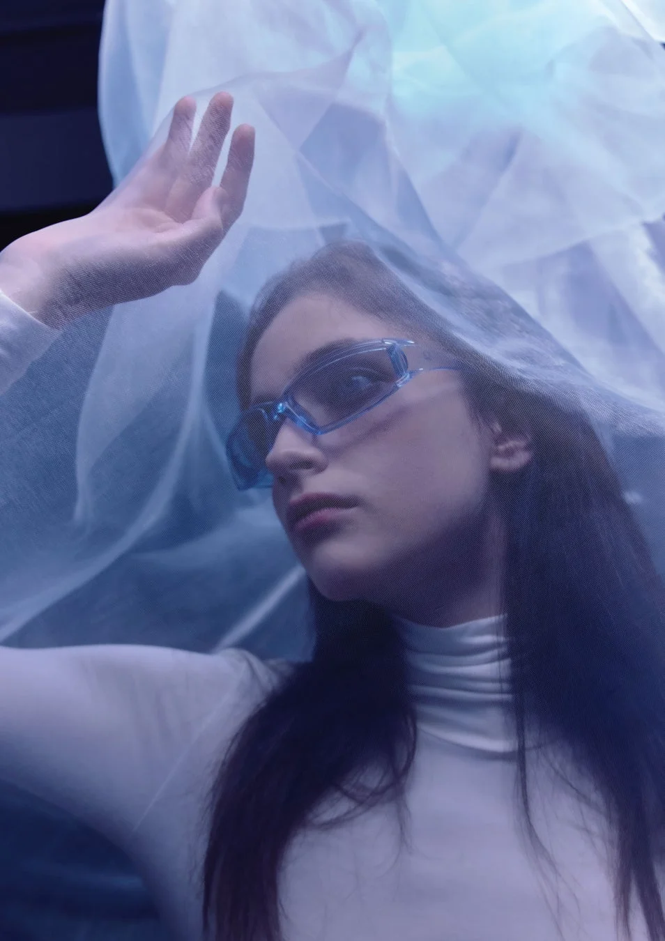 MUUTのサングラスをかけた女性