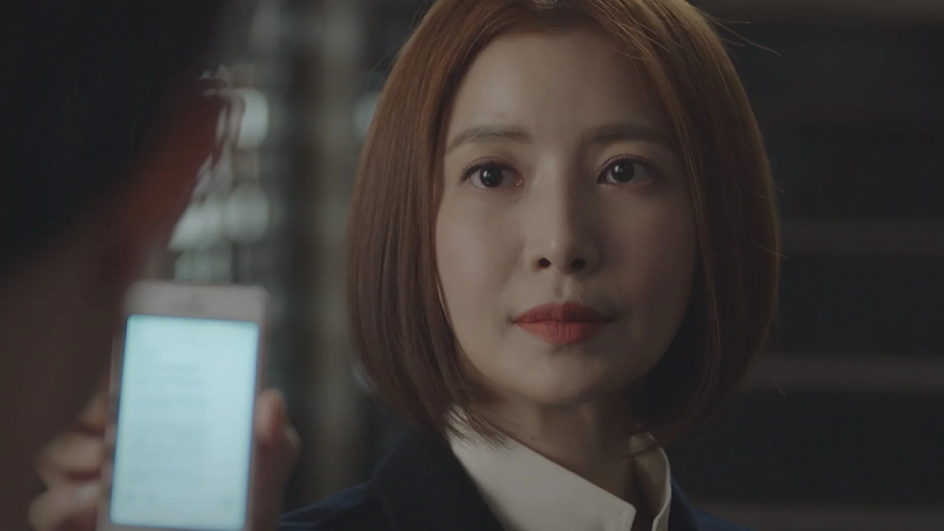 真剣な表情の女性