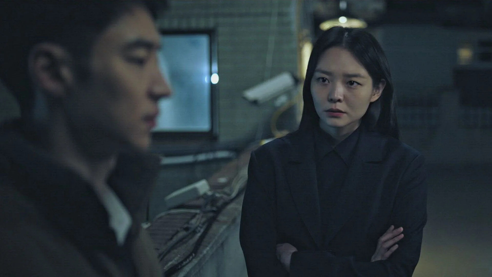 真剣な表情の男女