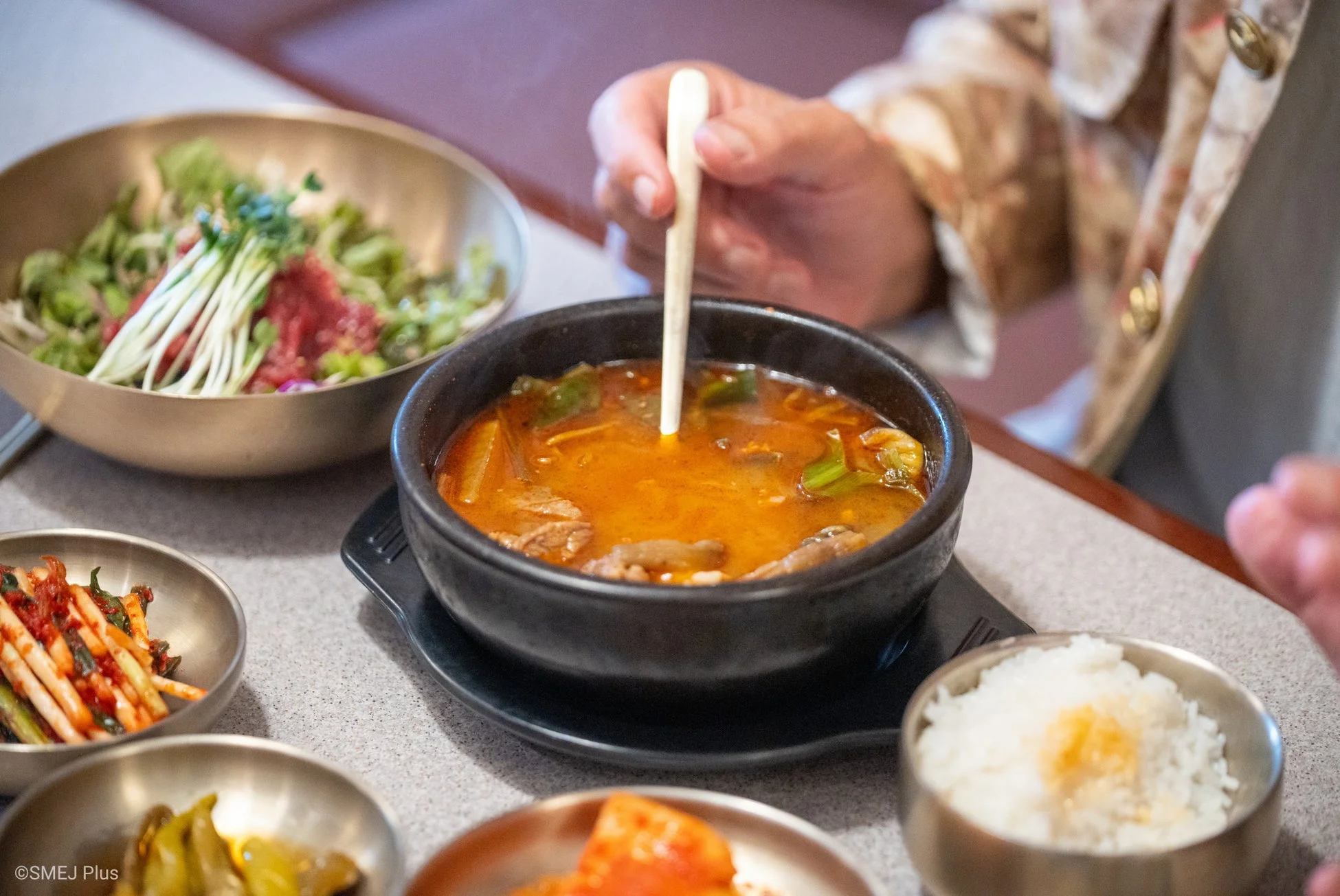 韓国料理の食事風景