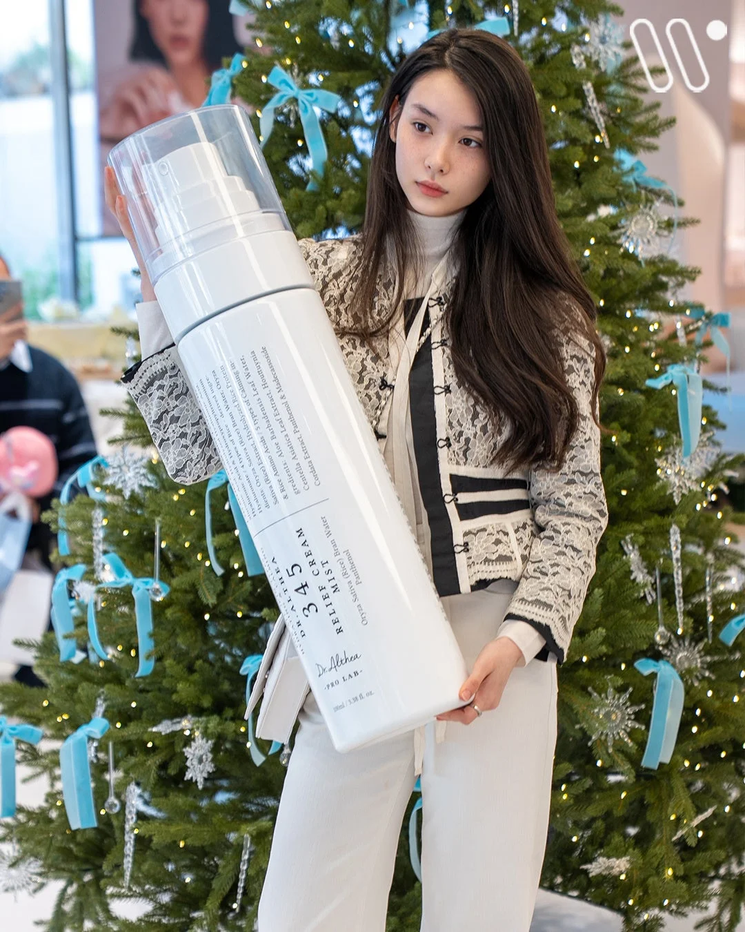 商品を持つ女性