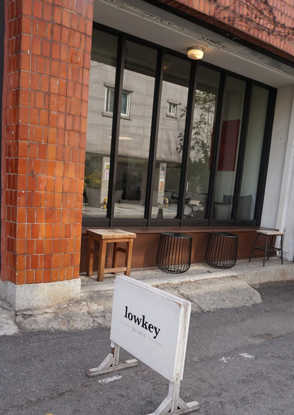 Lowkeyカフェの外観