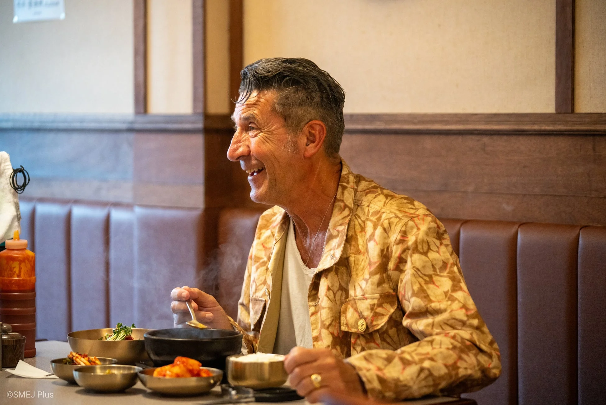 食事を楽しむ男性