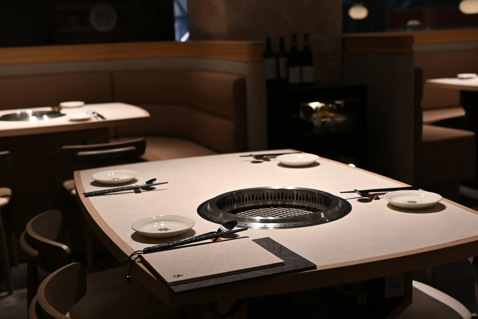 落ち着いた雰囲気のテーブル席