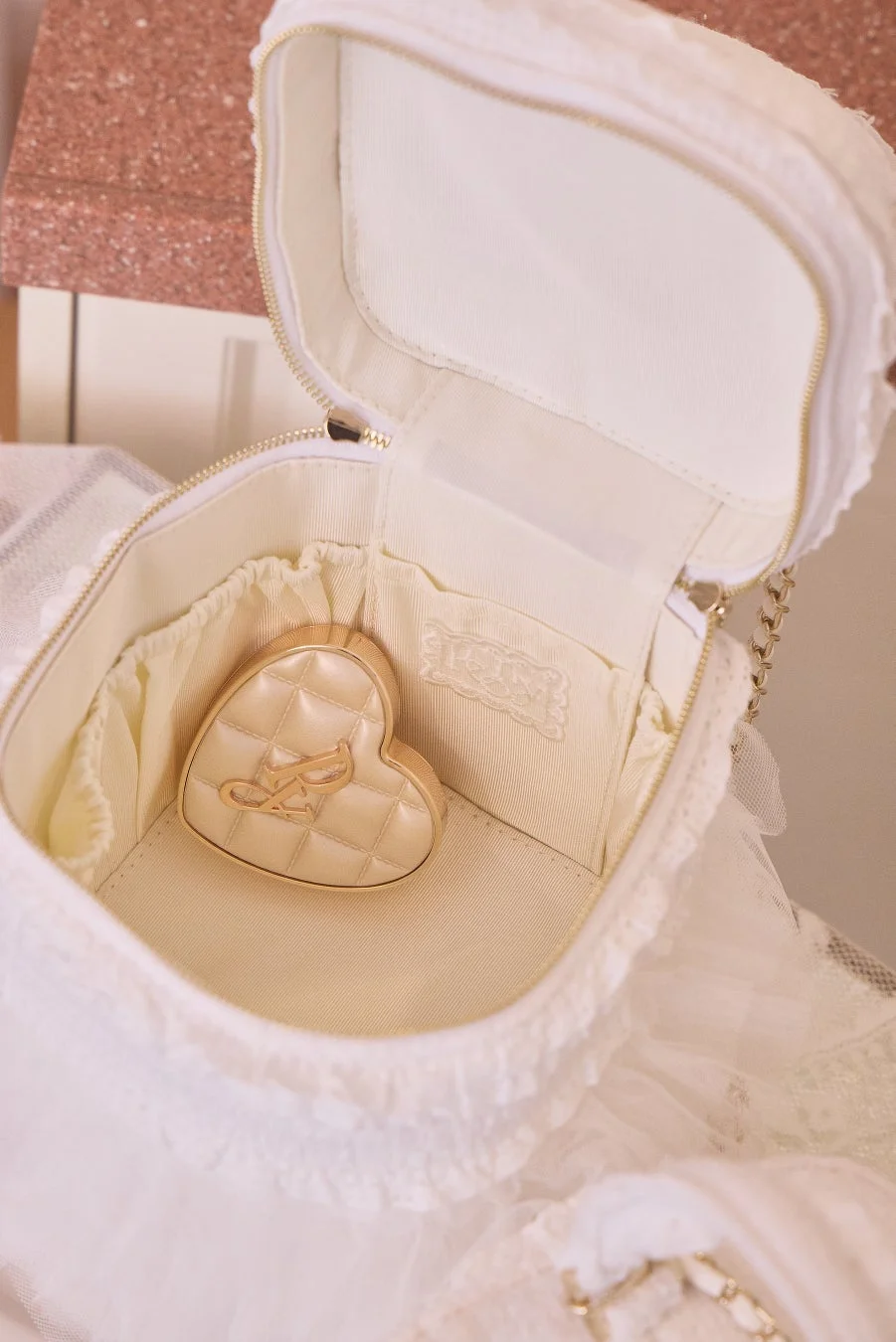 バニティバッグの内部収納