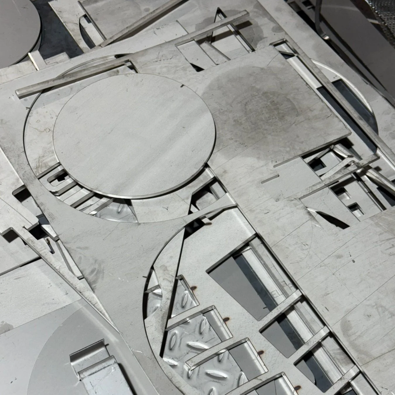 レーザーカットされた金属の板