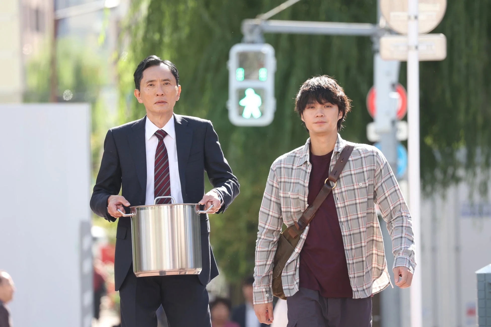 鍋を持つ井之頭五郎と男性