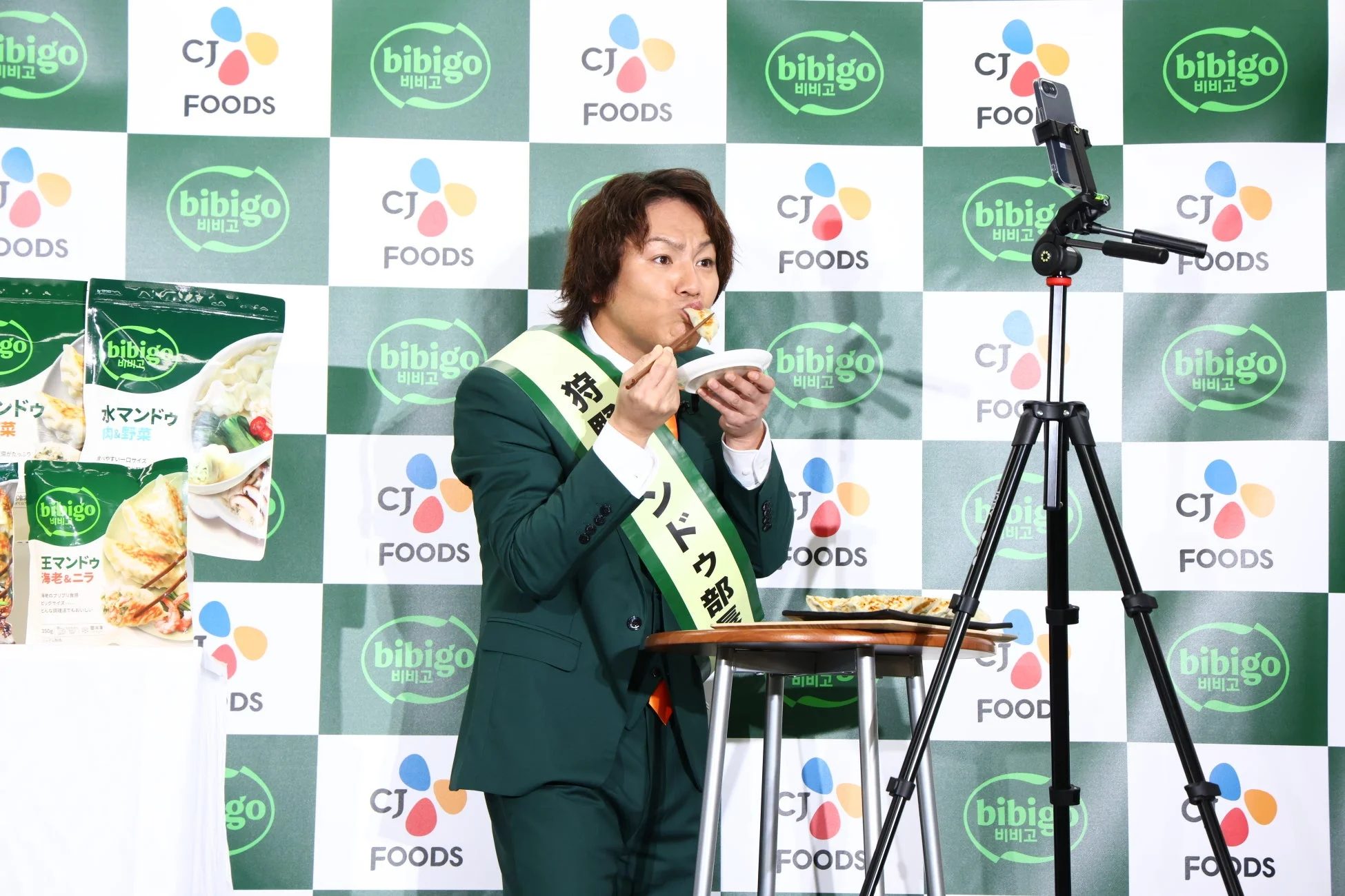 bibigoマンドゥを試食する狩野英孝さん