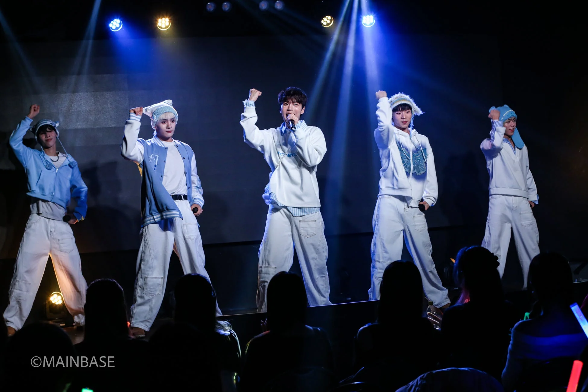 青い照明のステージでパフォーマンスするLEVERGENT