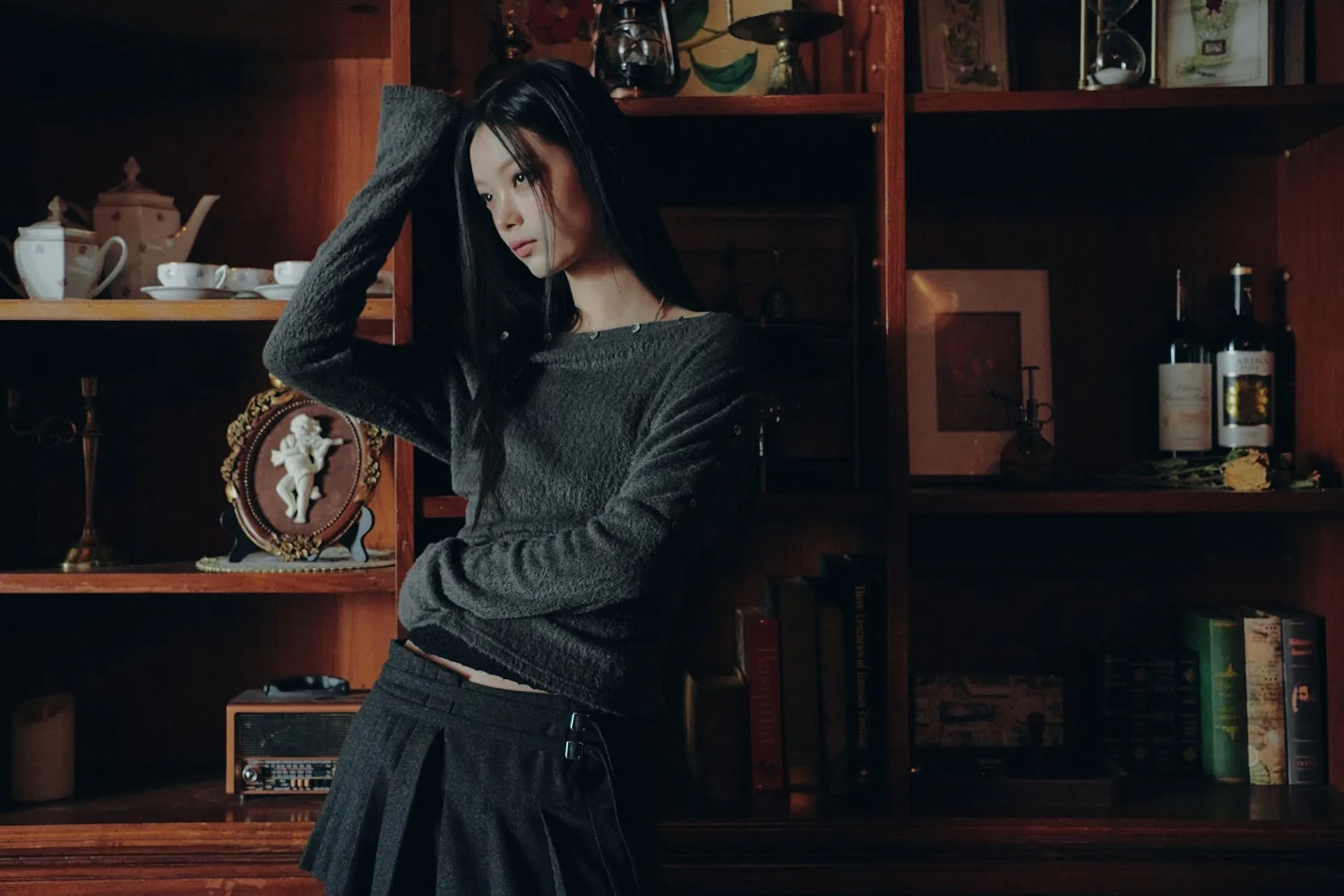 PAIN OR PLEASUREのアイテムを着こなす女性