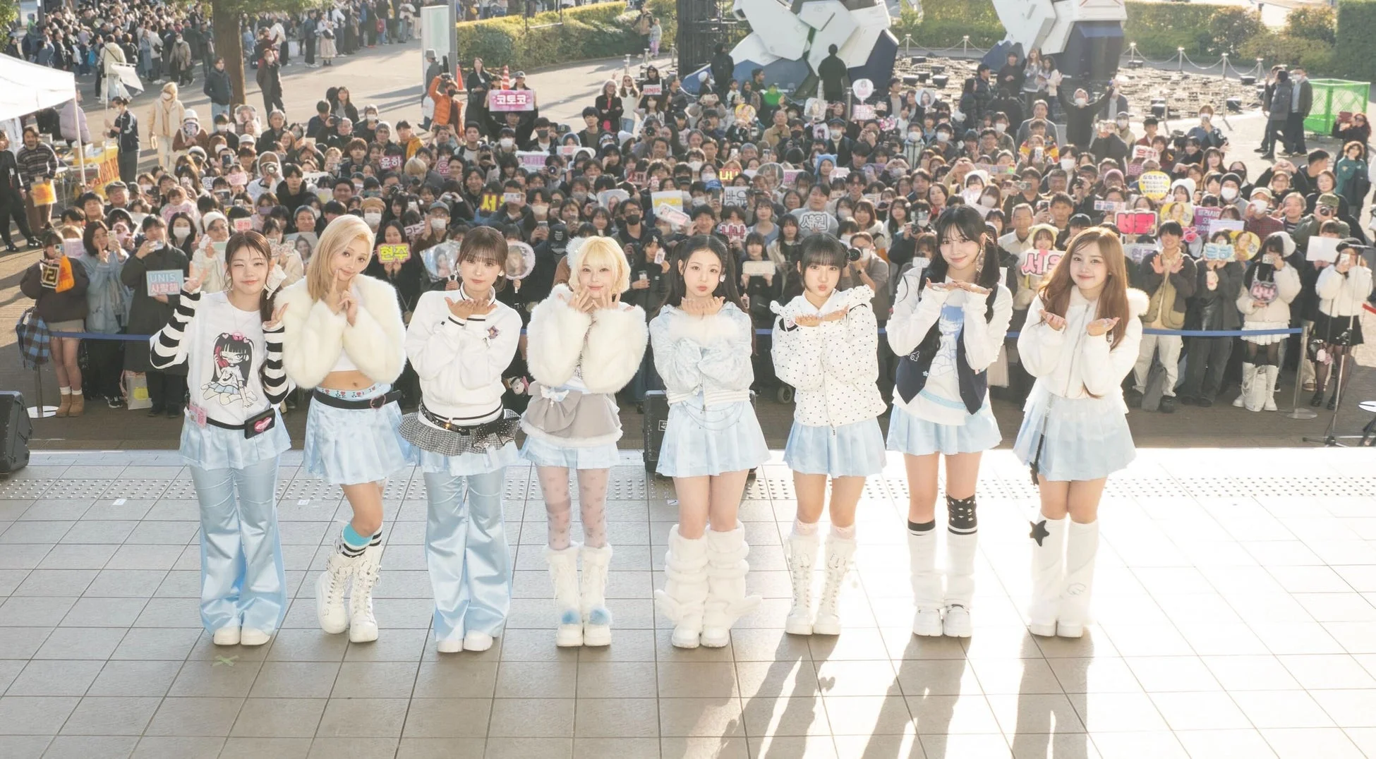 UNISメンバーがファンと交流する様子