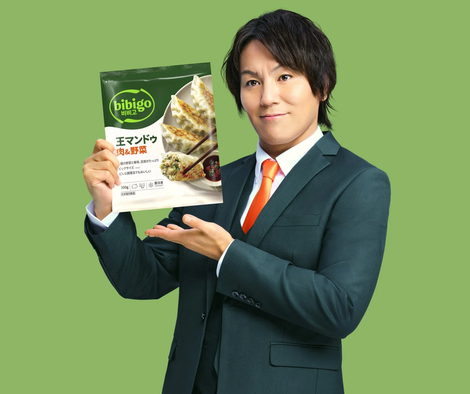 bibigo「王マンドゥ 肉&野菜」のパッケージを持つ狩野英孝さん