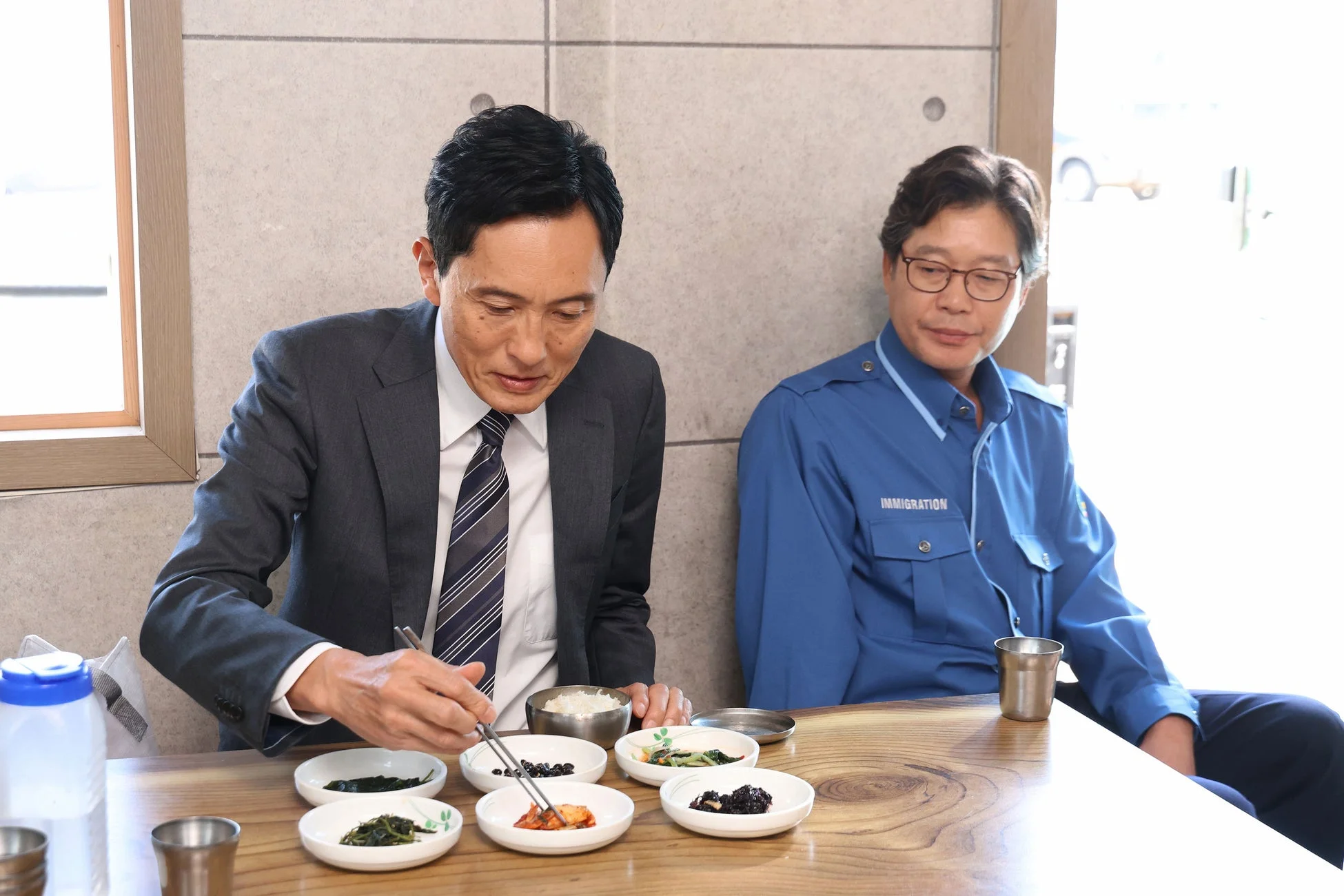 食事をする井之頭五郎と男性