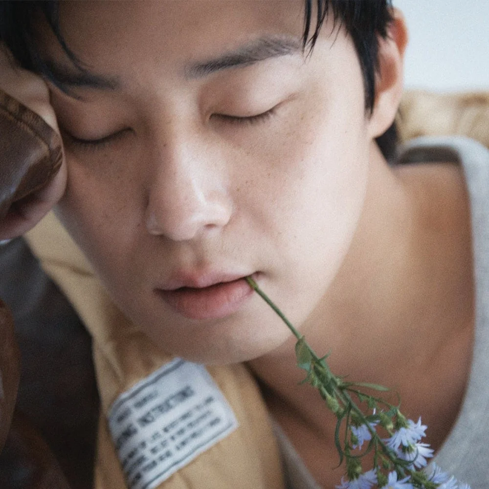 目を閉じ花をくわえるパク・ソジュンさんのショット