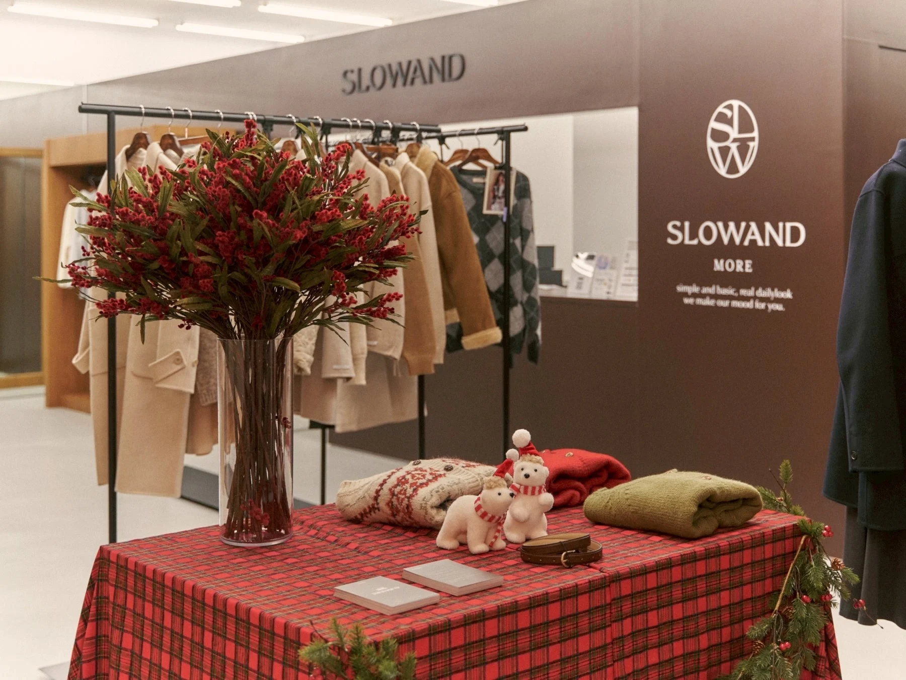SLOWANDの店舗ディスプレイ