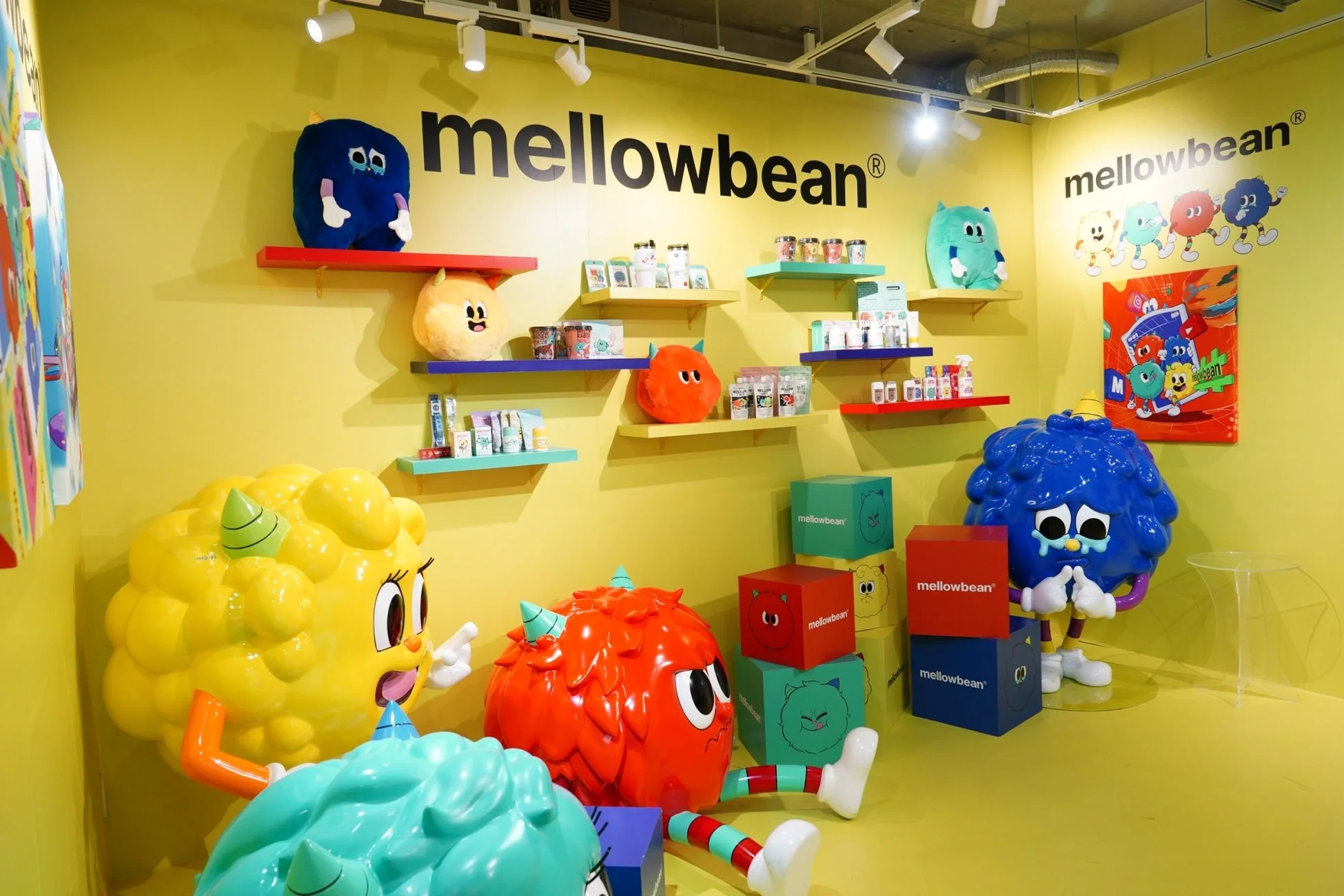 キャラクターグッズが並ぶ鮮やかな空間