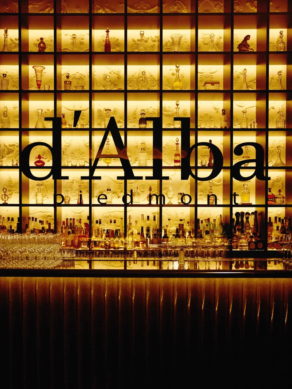 GOLD BAR at EDITIONのバーカウンター