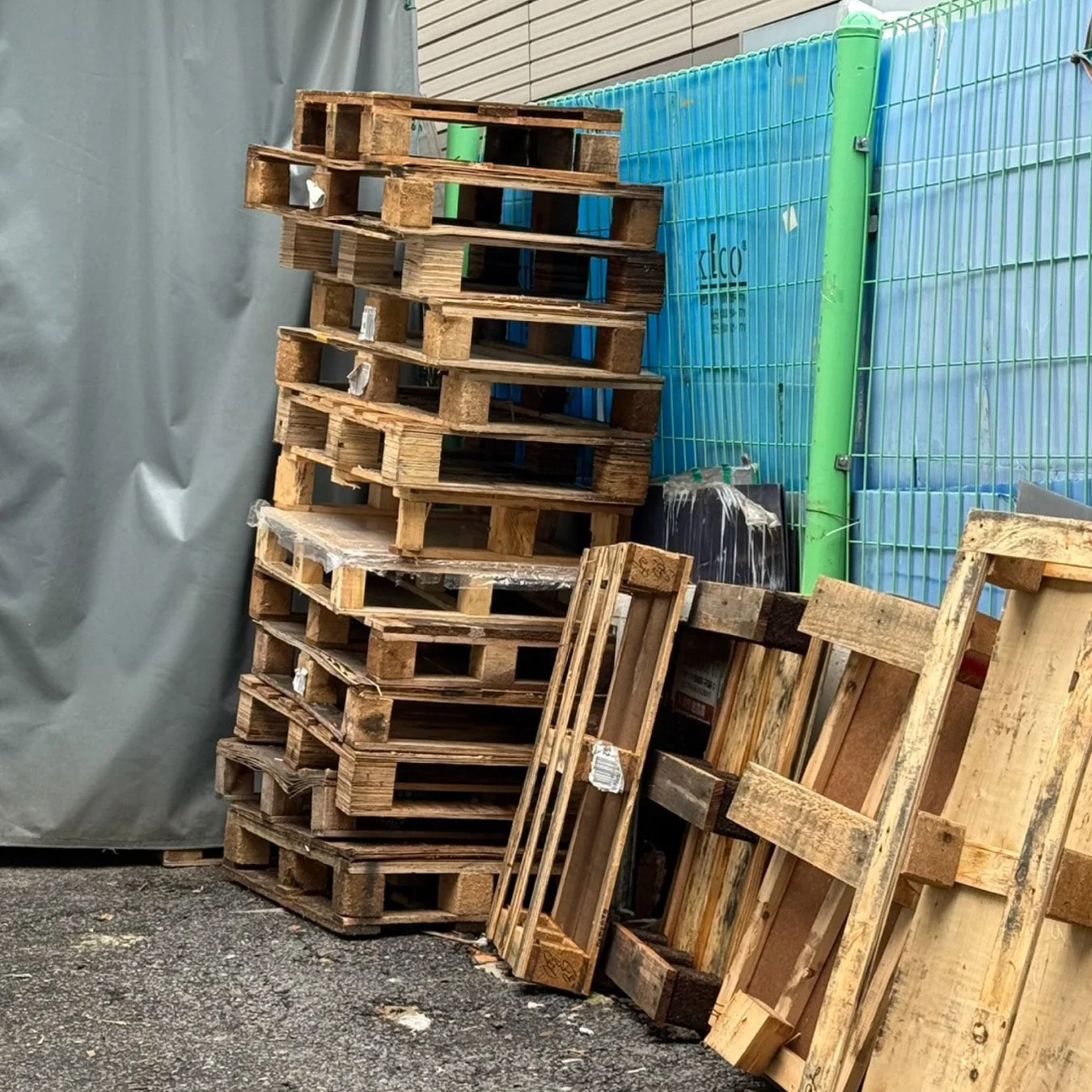 積み上げられた木製パレット