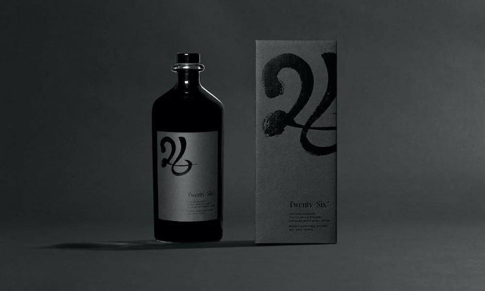 ウイスキー「26」のボトルとパッケージ