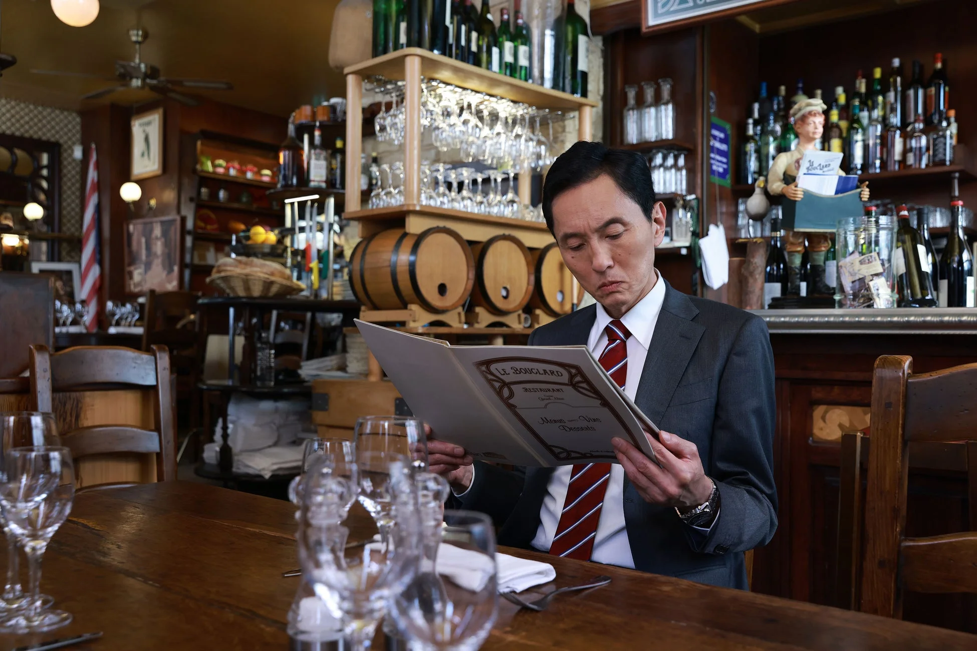 レストランでメニューを見る井之頭五郎