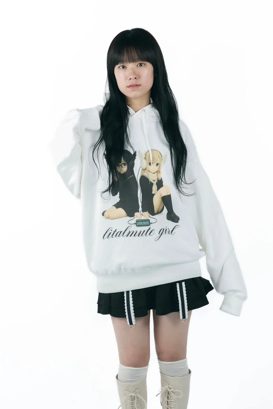 白い背景のLITALMUTEモデル