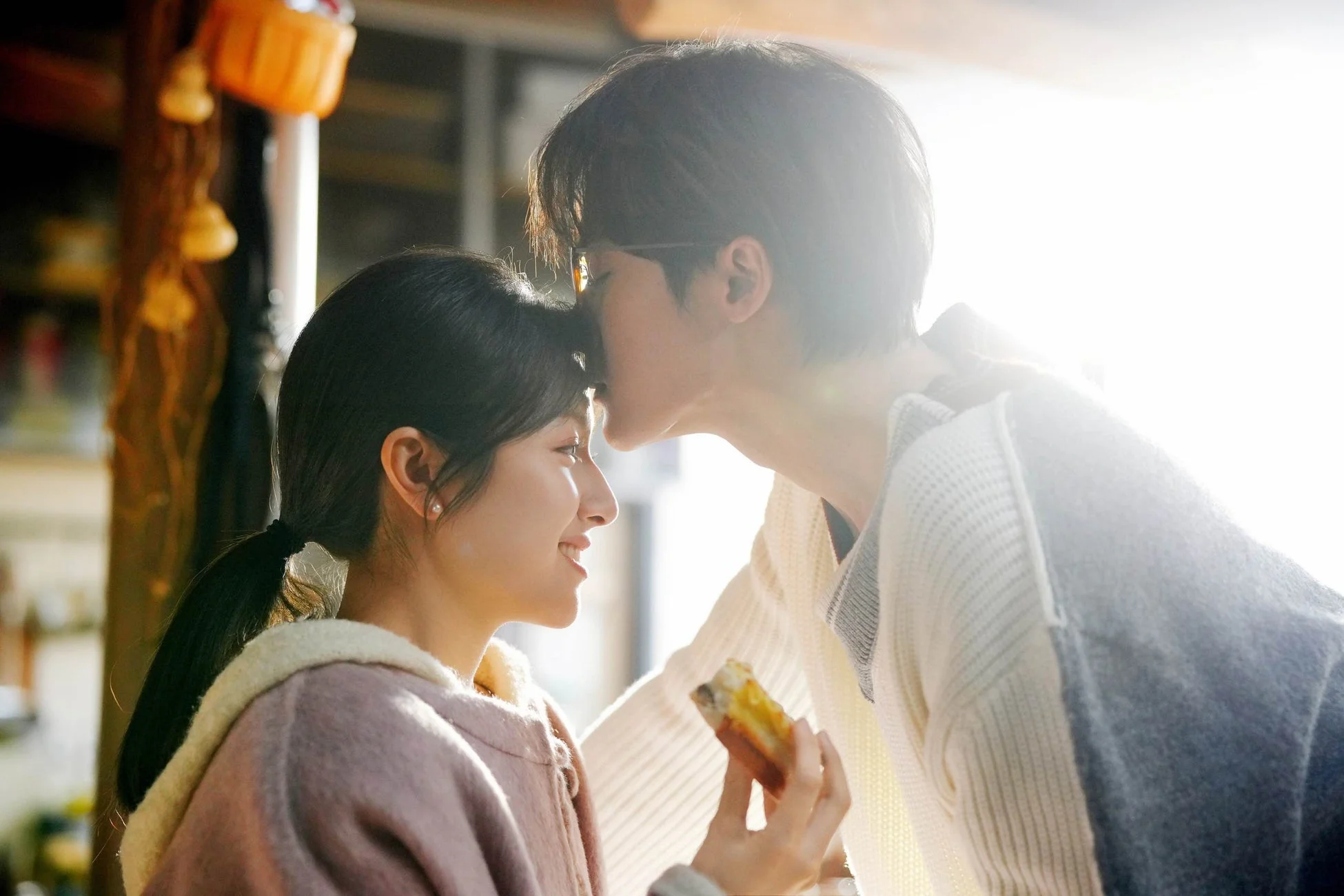 カップルが親密な瞬間を過ごす様子