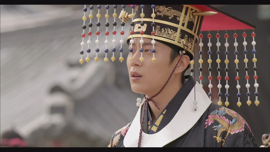 韓国ドラマ『愛する盗賊様よ』に登場する君主イ・ヨルを思わせる男性