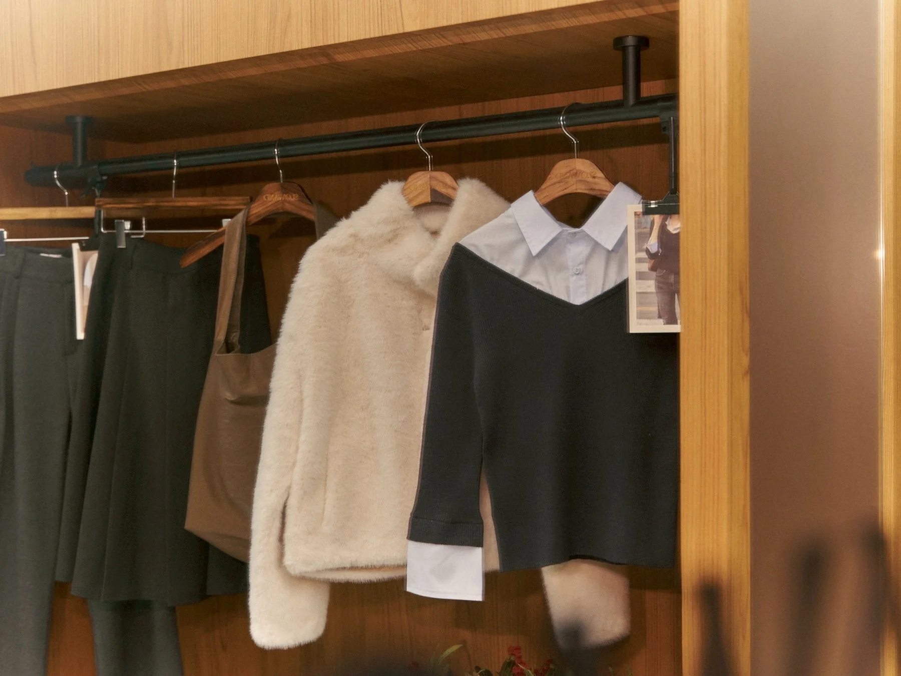 SLOWANDのアイテムが並ぶクローゼット