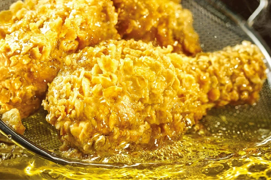 揚がるフライドチキン