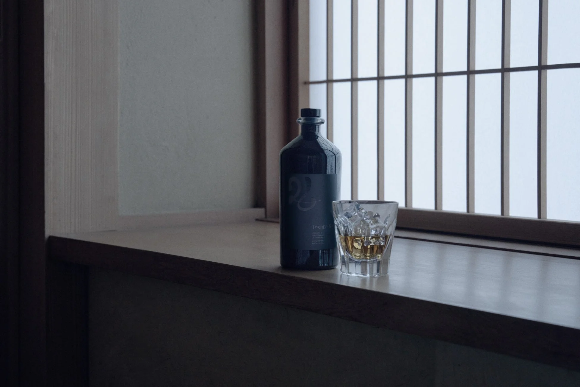 ウイスキー「26」のボトルとグラス
