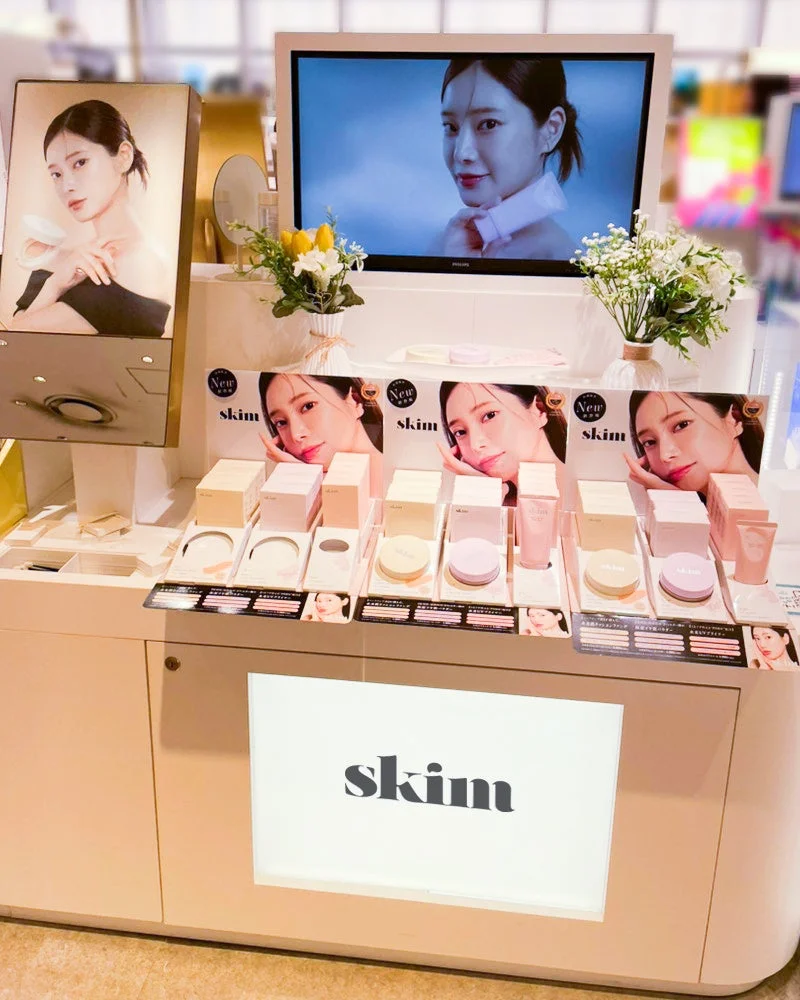 コスメブランド「skim」の店頭プロモーションディスプレイ