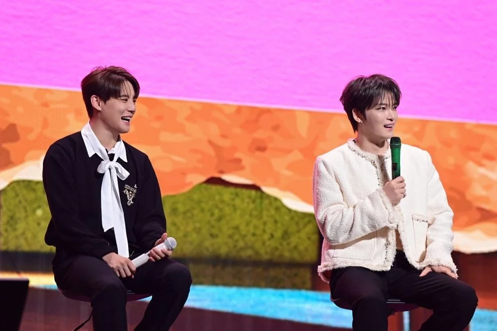 ステージで談笑するJAEJOONGとXIA