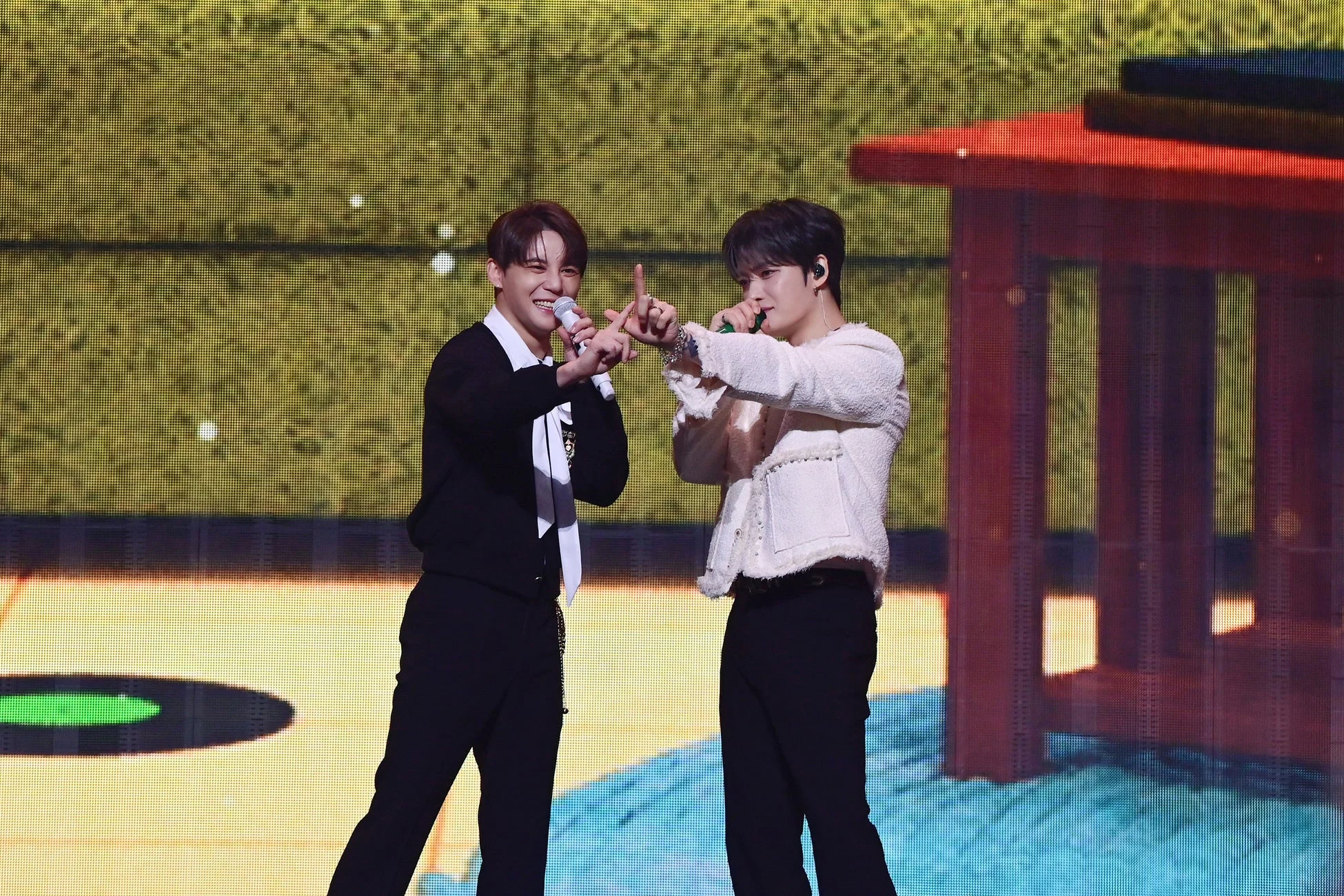 JAEJOONGとXIAがステージでパフォーマンス