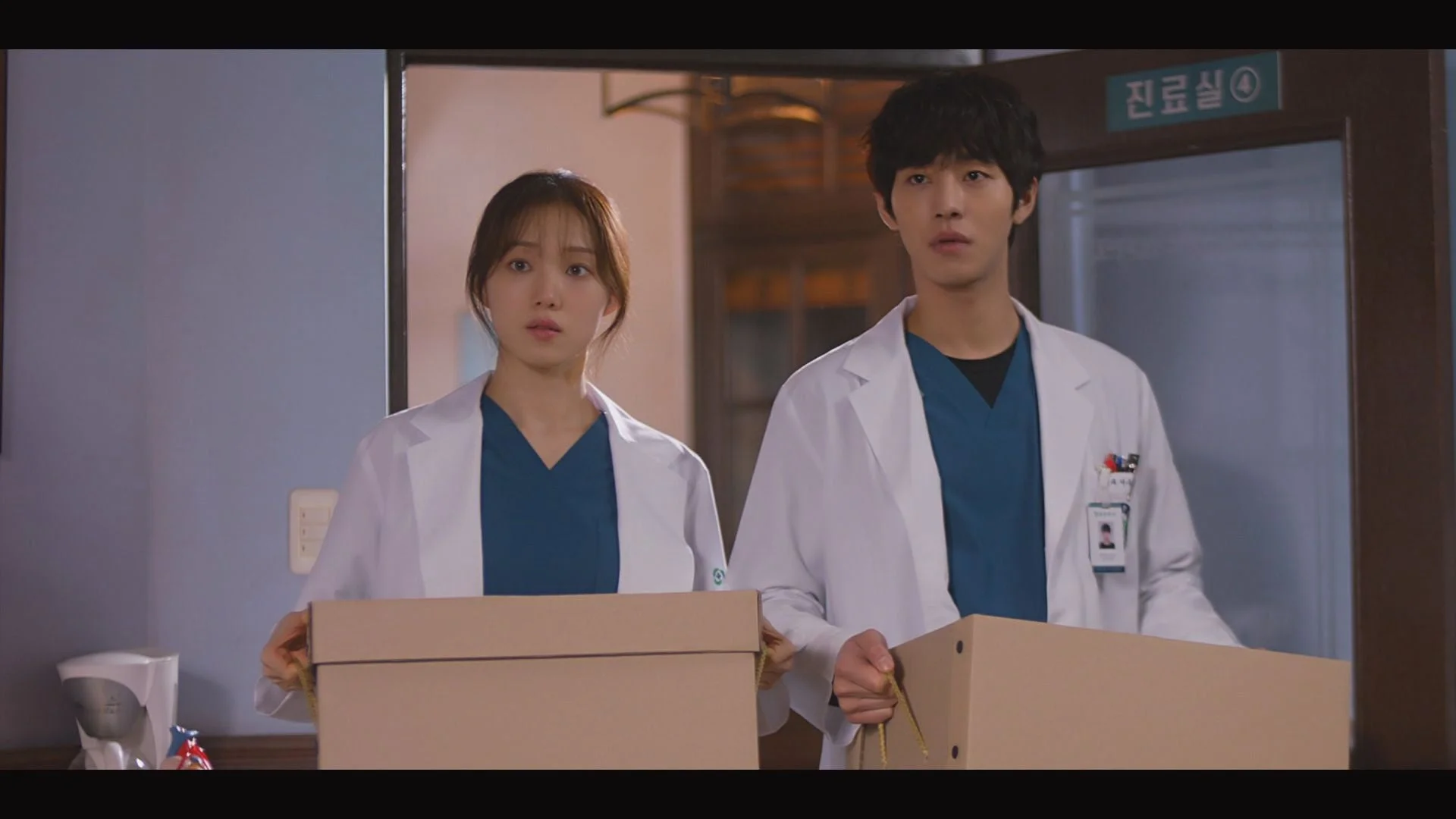 医療従事者が段ボールを抱えて移動する様子