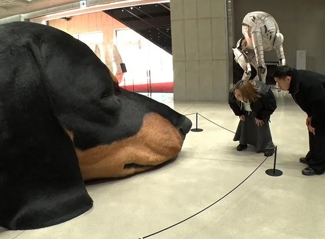 巨大な犬の頭部彫刻