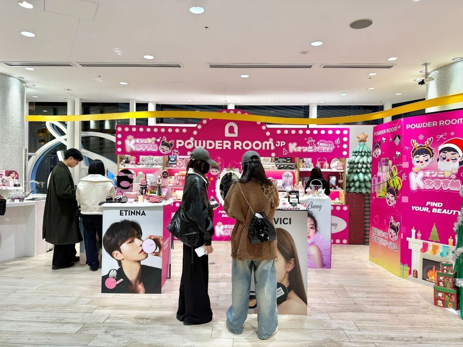 ポップアップストアでコスメを見る人々