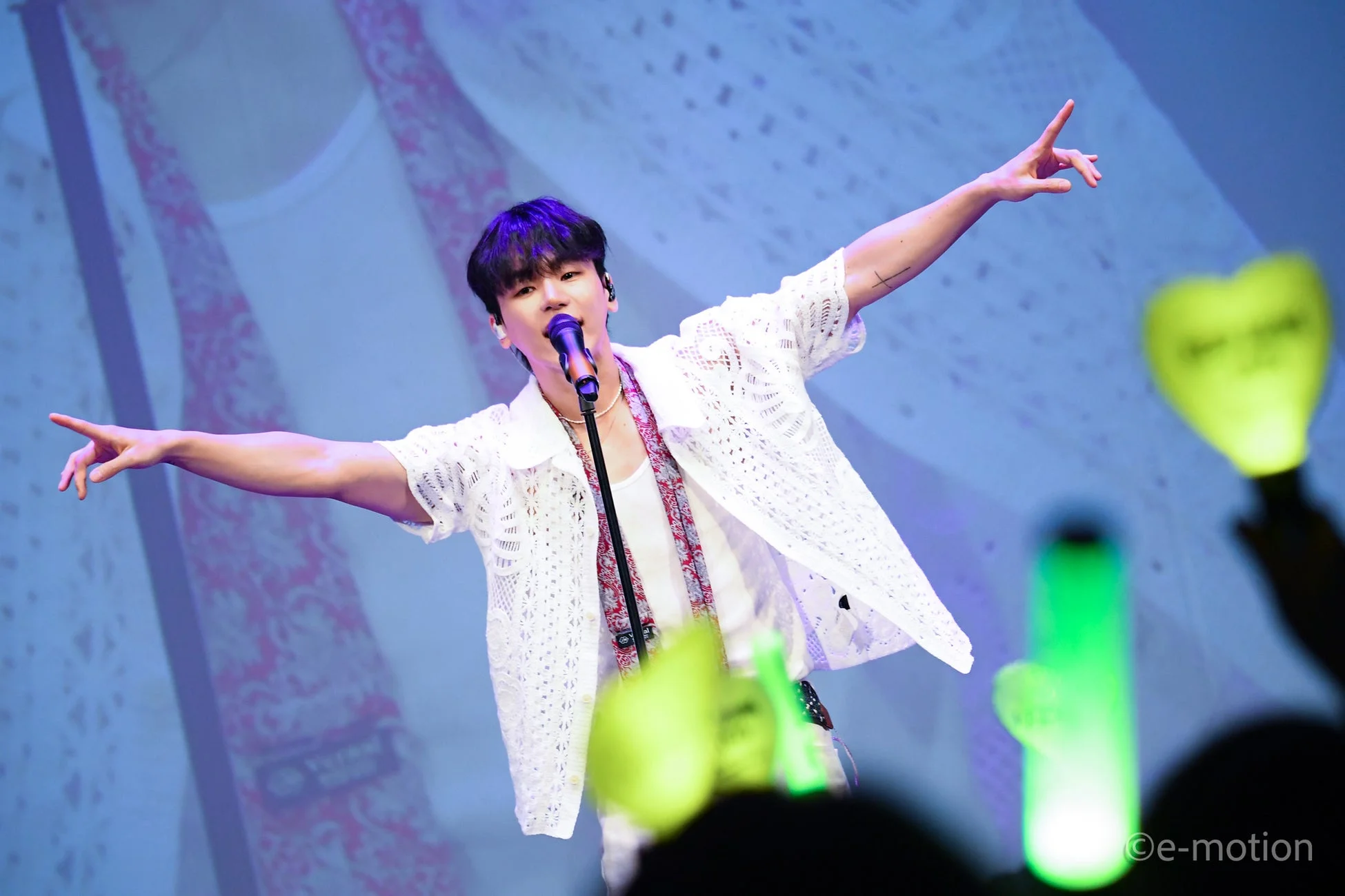 ライブでパフォーマンスするカン・インス