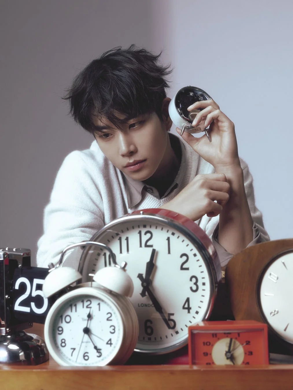 時計に囲まれた男性（MJ(ASTRO)の可能性）