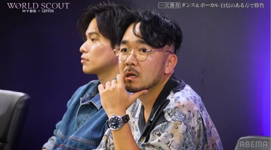 審査中の男性審査員