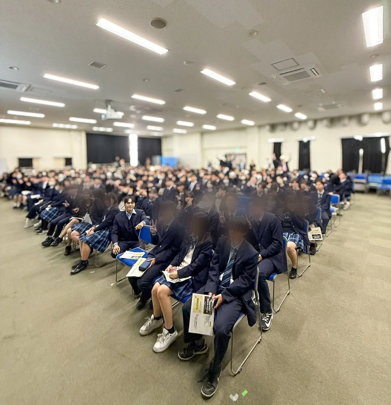 「未来発見プログラム」の資料を持つ学生たち