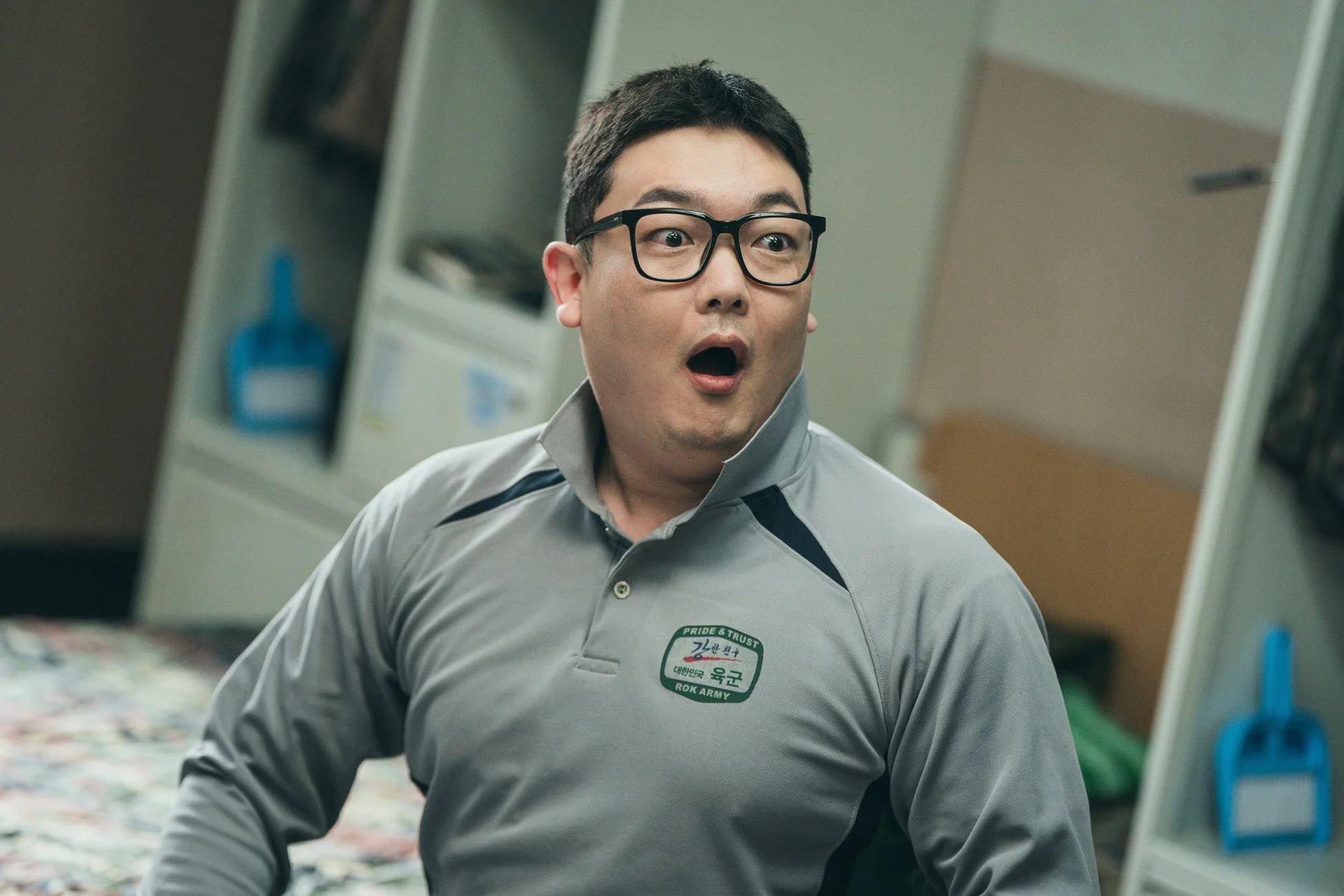 驚いた表情の男性