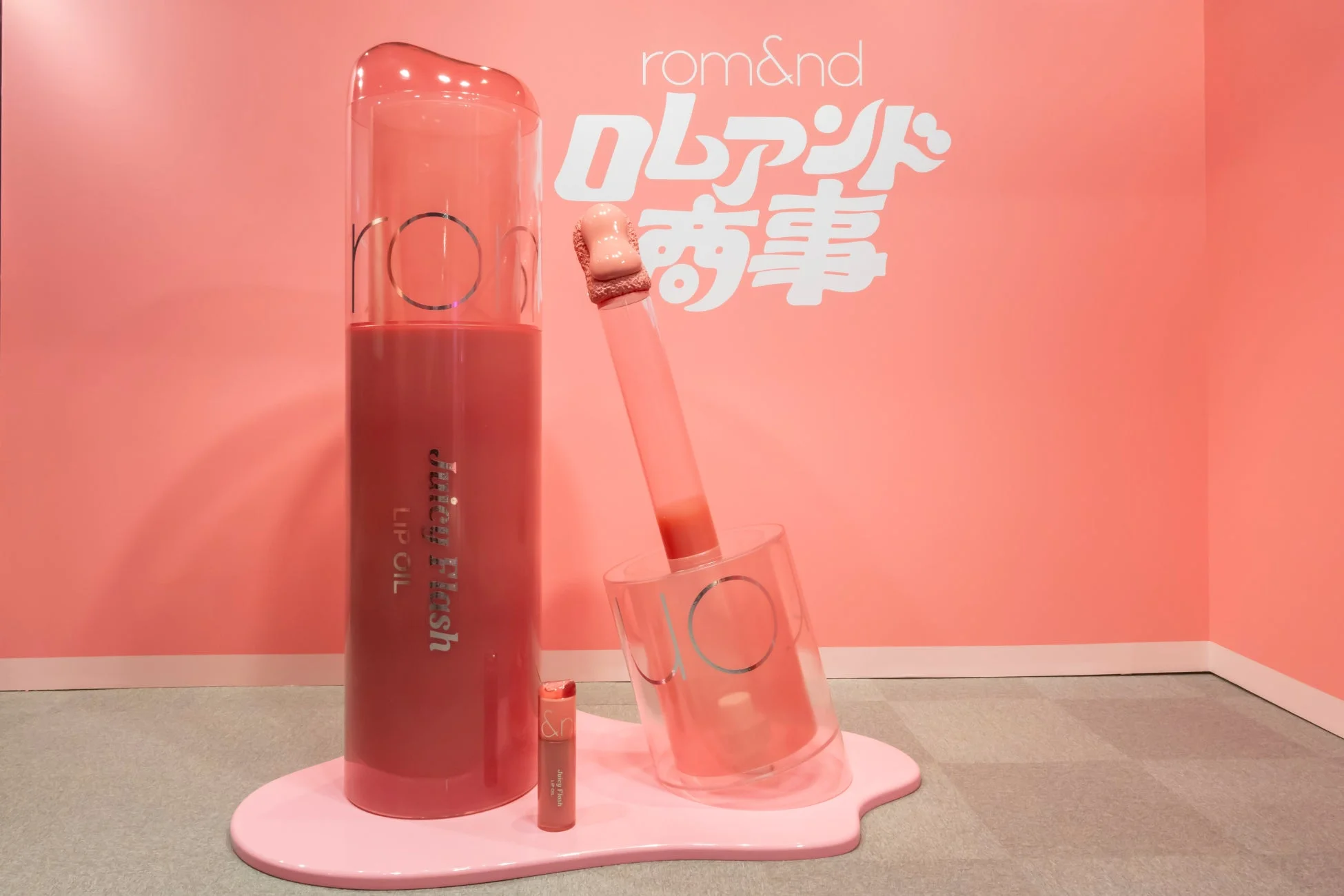 ロムアンド商事の巨大なリップオイル展示