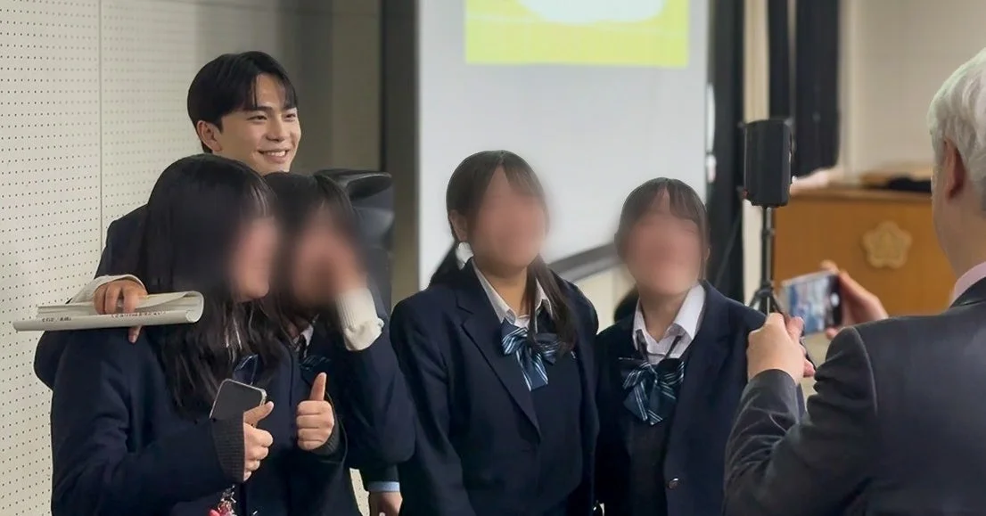 生徒と大人たちの記念撮影