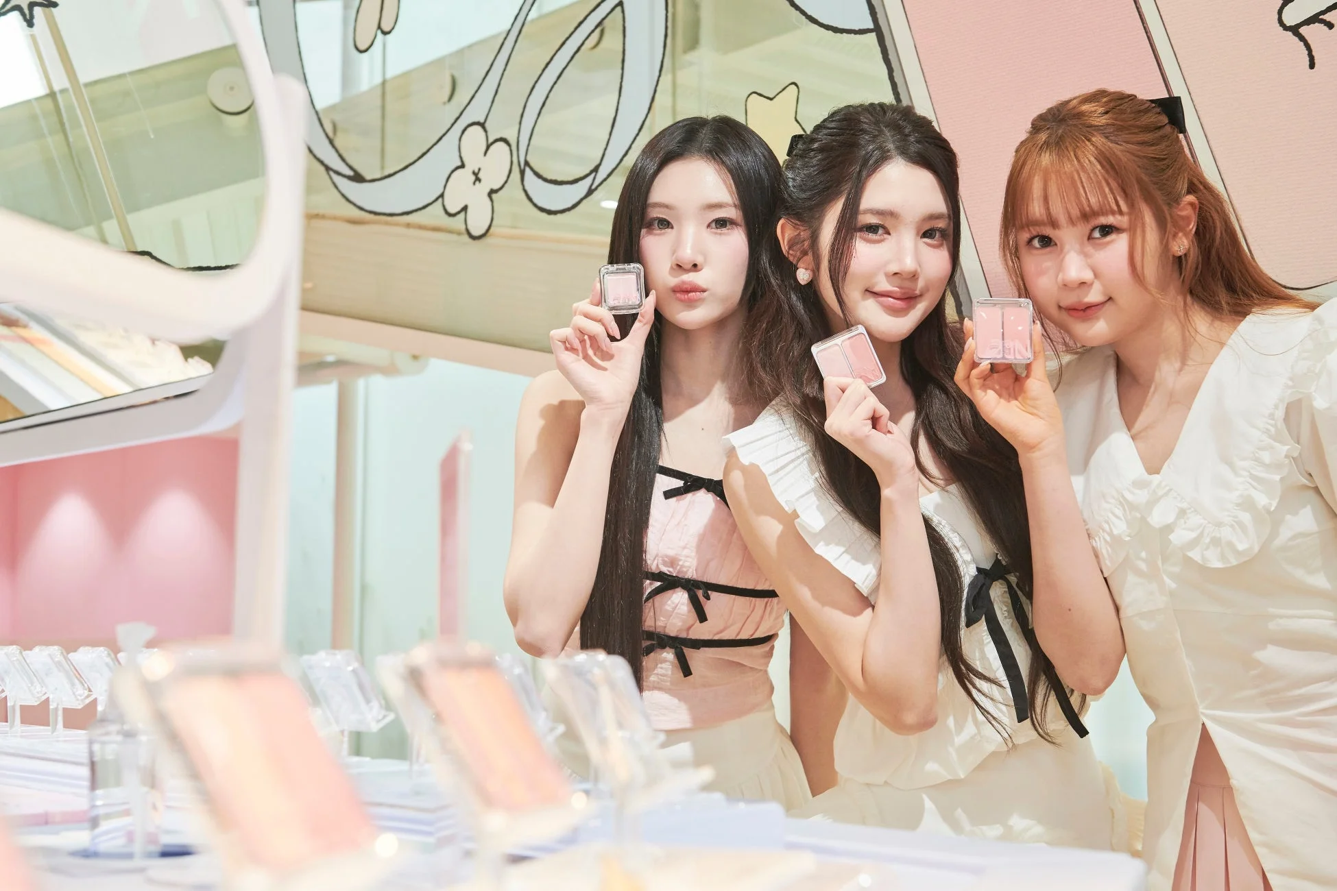 コスメを手にしたHearts2Heartsメンバー