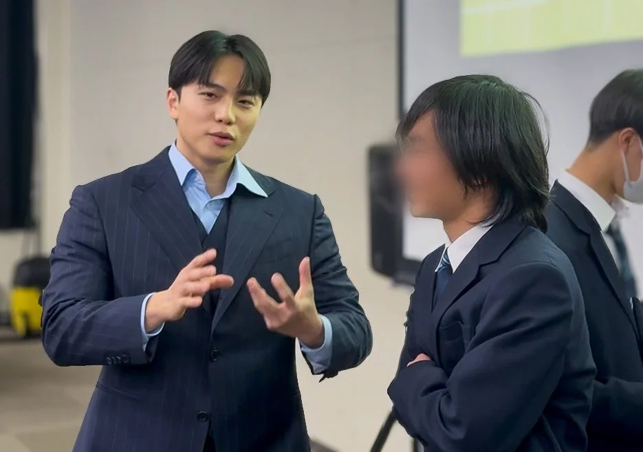 スーツ男性が話している様子